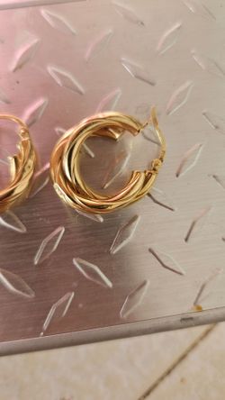 • 18k gold earrings