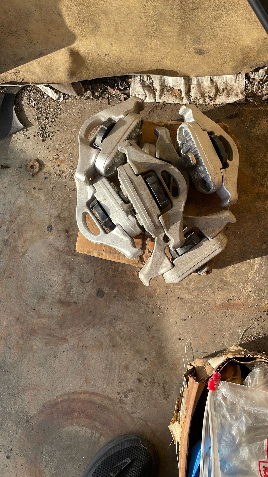 Nissan Frontier cleat and stop kit 14pcs