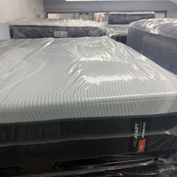 QUEEN SIZE TEMPURPEDIC PROADAPT (FIRM) MATTRESS & BOX SPRING BED SET