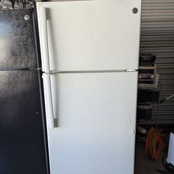 Refrigerator GE top freezer. DELIVERY 🚚 AVAILABLE.