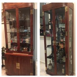 HENREDON CAMPAIGN SCENE ONE LIGHTED BREAKFRONT CHINA AND DISPLAY CABINET