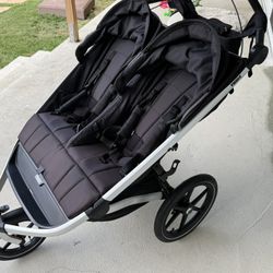 Thule urban glide 2 double stroller its in great shape