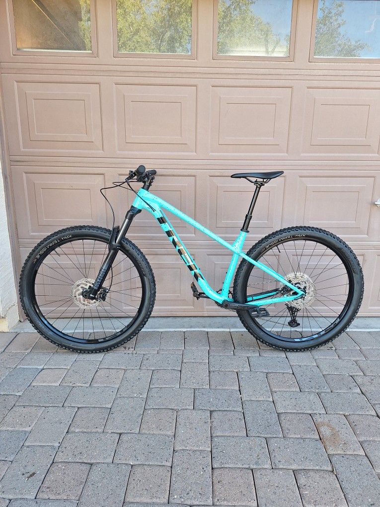TREK ROSCOE 7 MOUNTAIN BIKE 29 ER 1 X 12 SPEED DROPPER POST SEAT AIR SHOCK ROCKSHOX LOCKOUT ( SETUP TUBELESS) CHECK MY OTHER BIKES