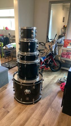 selling gretsch drums FULL SET/ comes with cymbals/ perfect condition just needs bit of dusting off