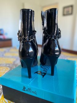 Ladies heel boot. Very cute size 8