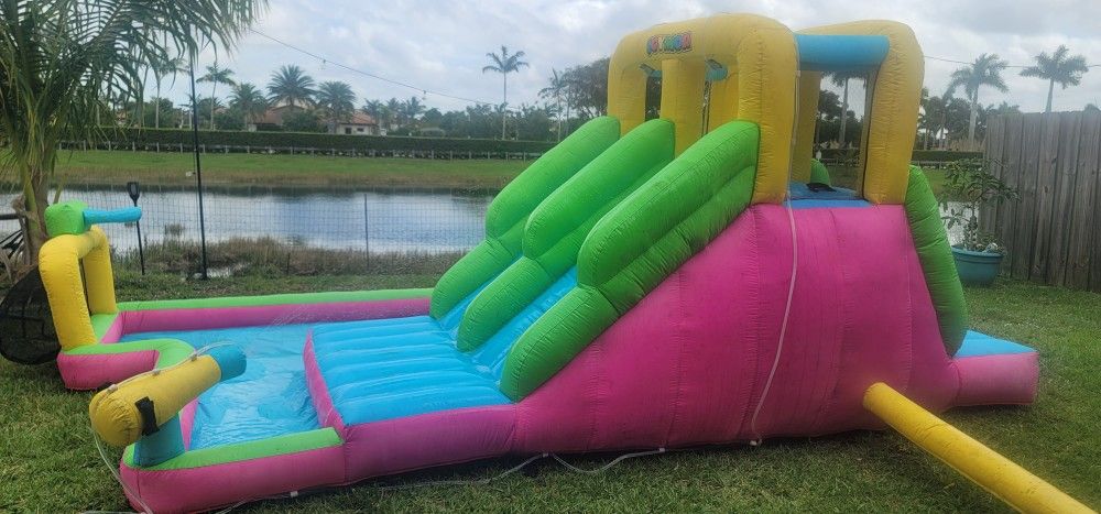 Giant Splash park Inflatable worth over 450 dollars. Make an offer quick before is gone!