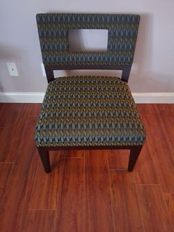 BEAUTIFUL SIDE CHAIR LIKE NEW CONDITION
