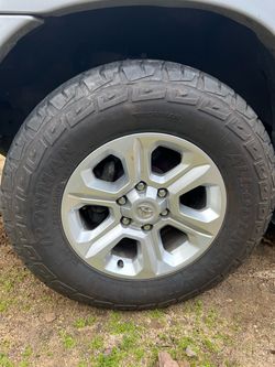 Set of 4 Toyota rims and tires 265 70 17