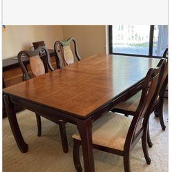 Beautiful Dining Room Table and Four Chairs 