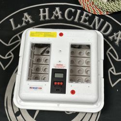 Deluxe Little Giant Incubators 🐣