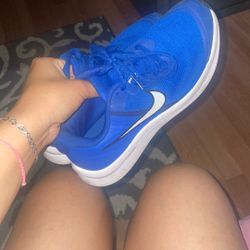 3.5 Y Blue Nikes Lightly Used 