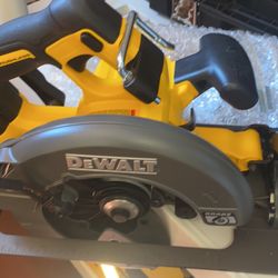 DEWALT FLEXVOLT 60-Volt MAX Cordless Brushless 7-1/4 in. Circular Saw with Brake (Tool-Only)Solo herramienta 