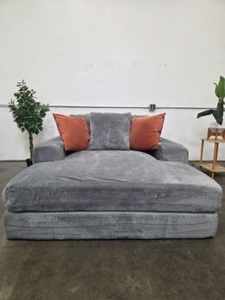 Oversized chair-Delivery available ‼️