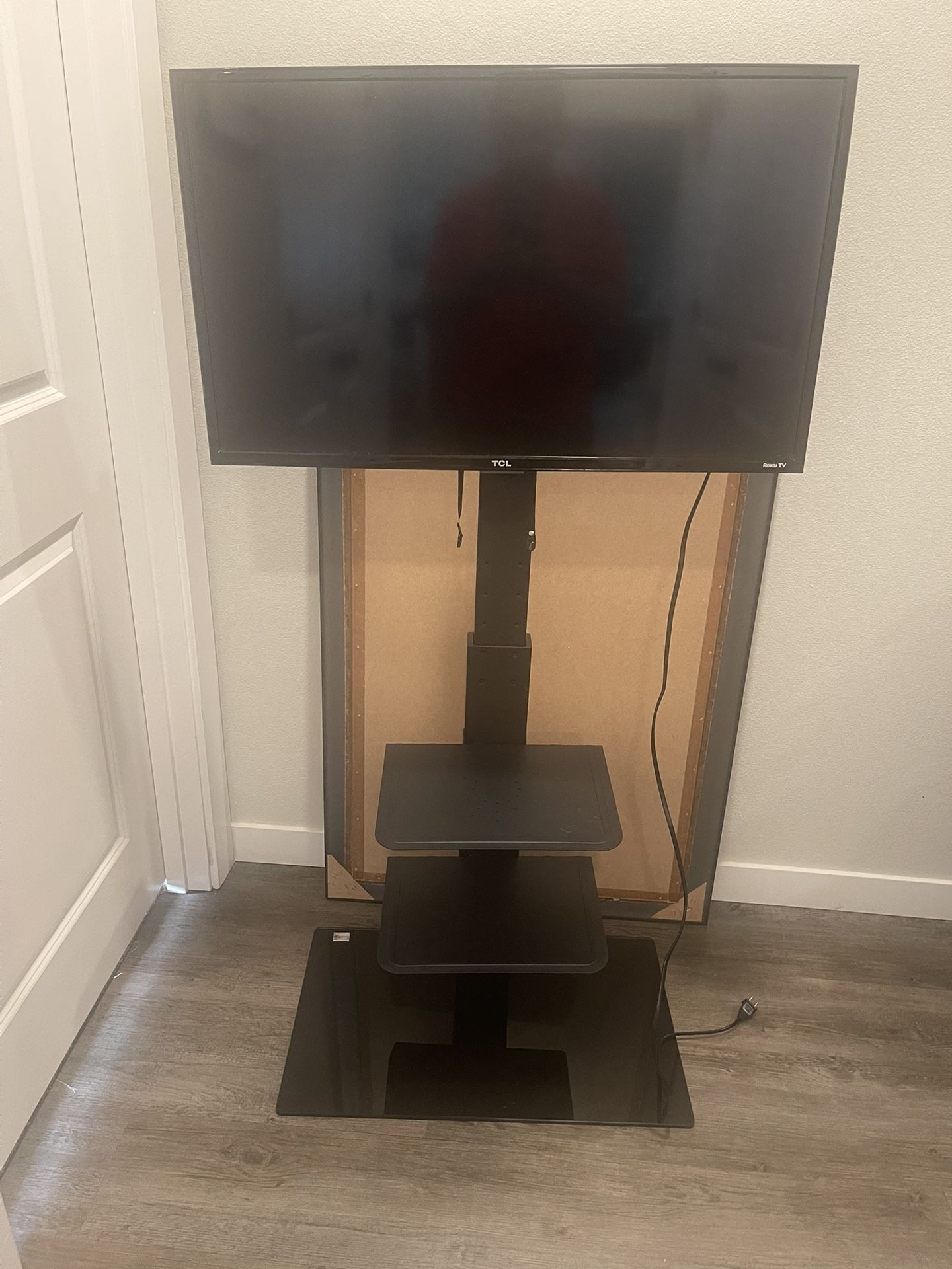 TV STAND WITH TV ( TCL ) ROKU 32”