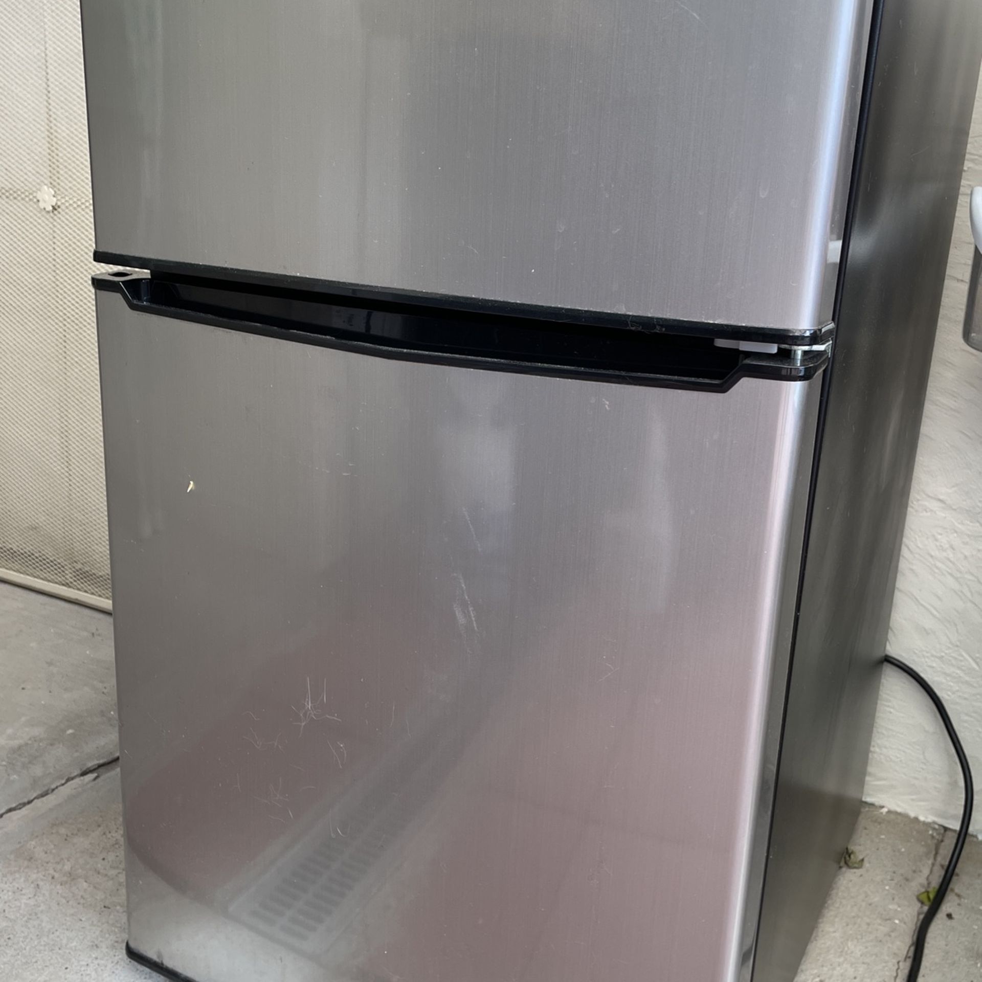 Mini Refrigerator (galant) for Sale in San Leandro, CA OfferUp