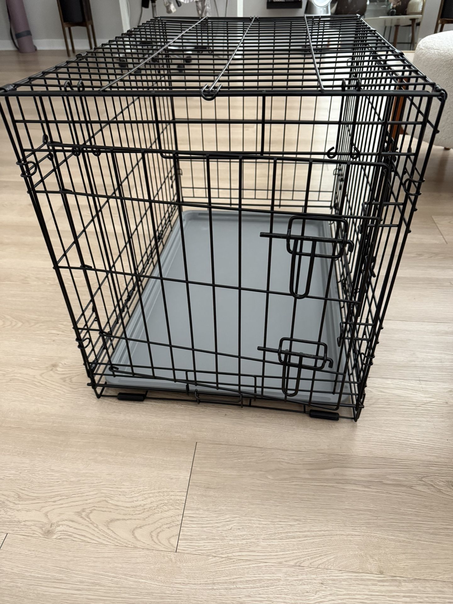 Wire collapsible dog crate- only used for 3 weeks-medium/black with divider