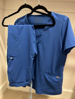 Figs Women’s Scrubs Set