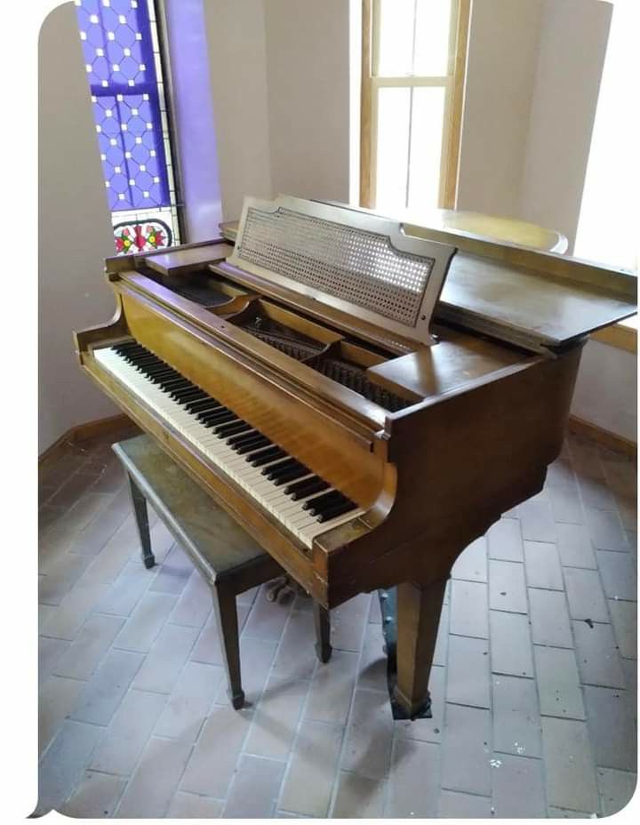 FREE PIANO Baby Grande - Antique