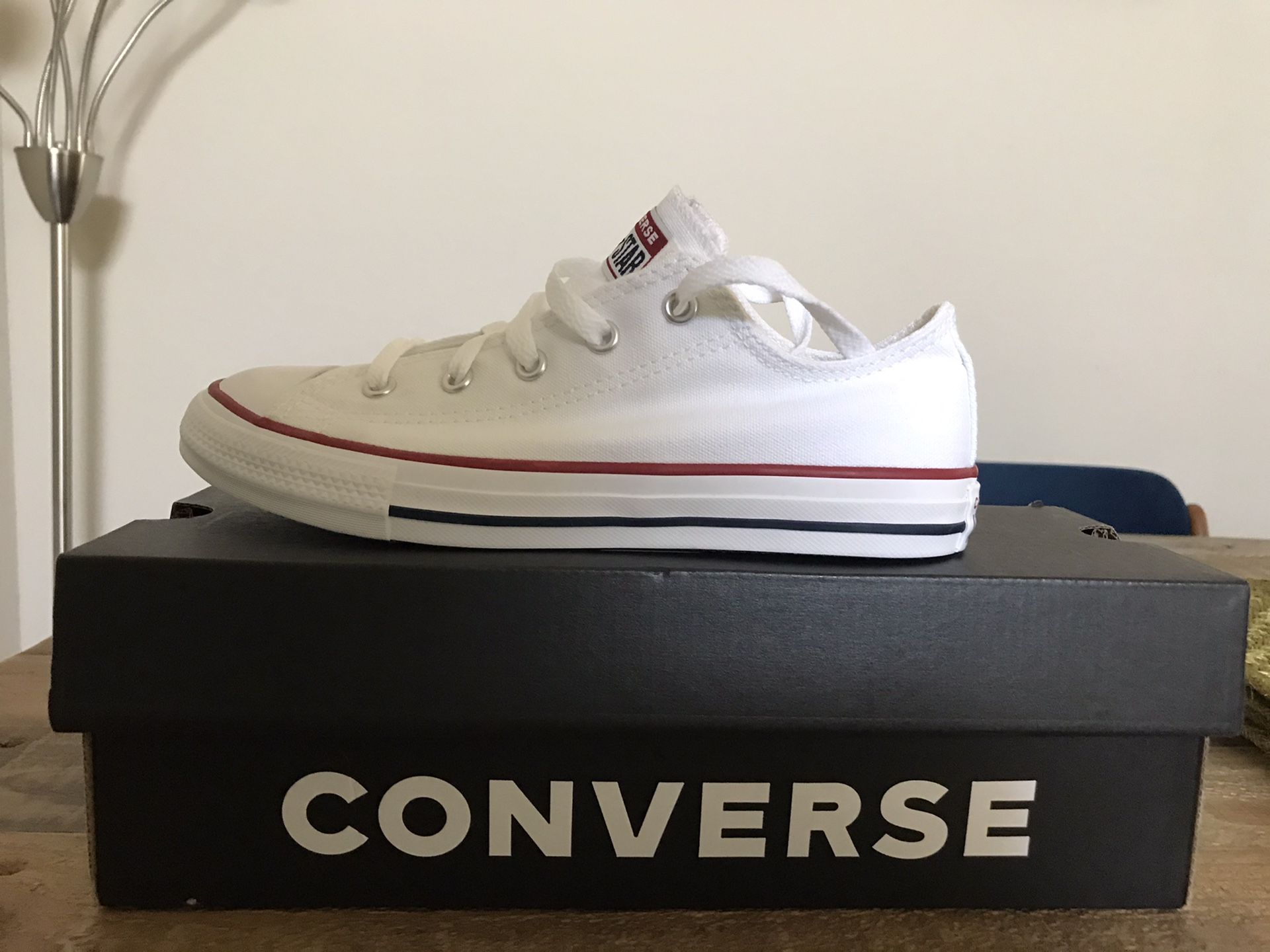 Converse youth size 3 ( fits a size 5.5 in adults). Model 3J256