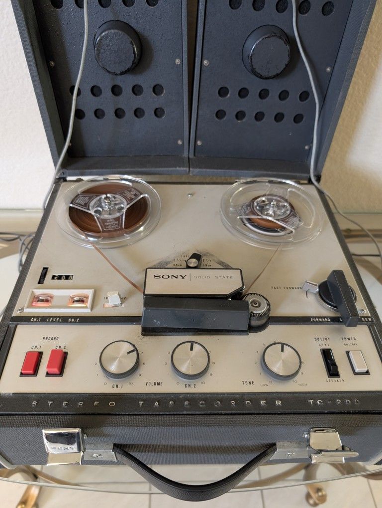 Sony TC-200 Vintage Reel-to-Reel Tape Recorder
Tested & Working Includes built-in Speakers