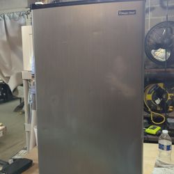 Magic Chef 3.5 Cu Ft Refrigerator Used Slightly 