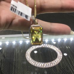 10k Gold Chain With Diamond Pendant .we Have On Special Deal For Holiday..💎💎💎💎