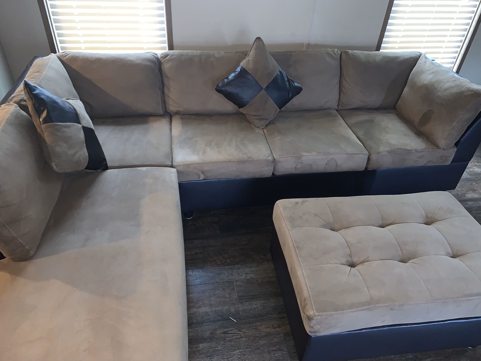 L shaped couch perfect condition