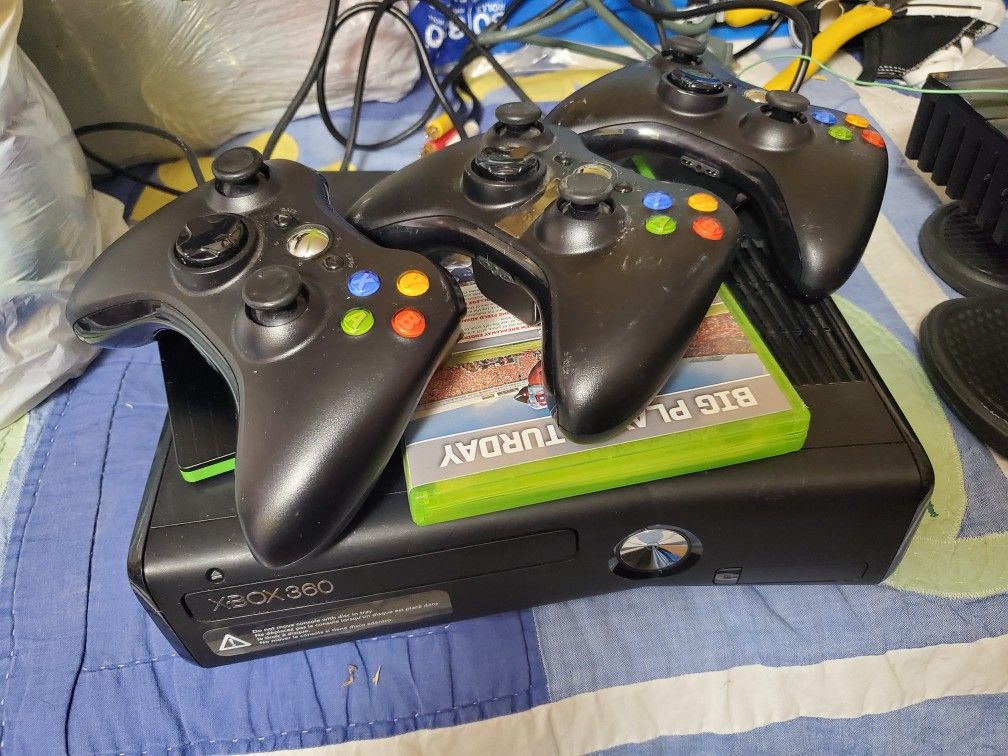 Xbox 360 Whit 3 Controls  Pick up only