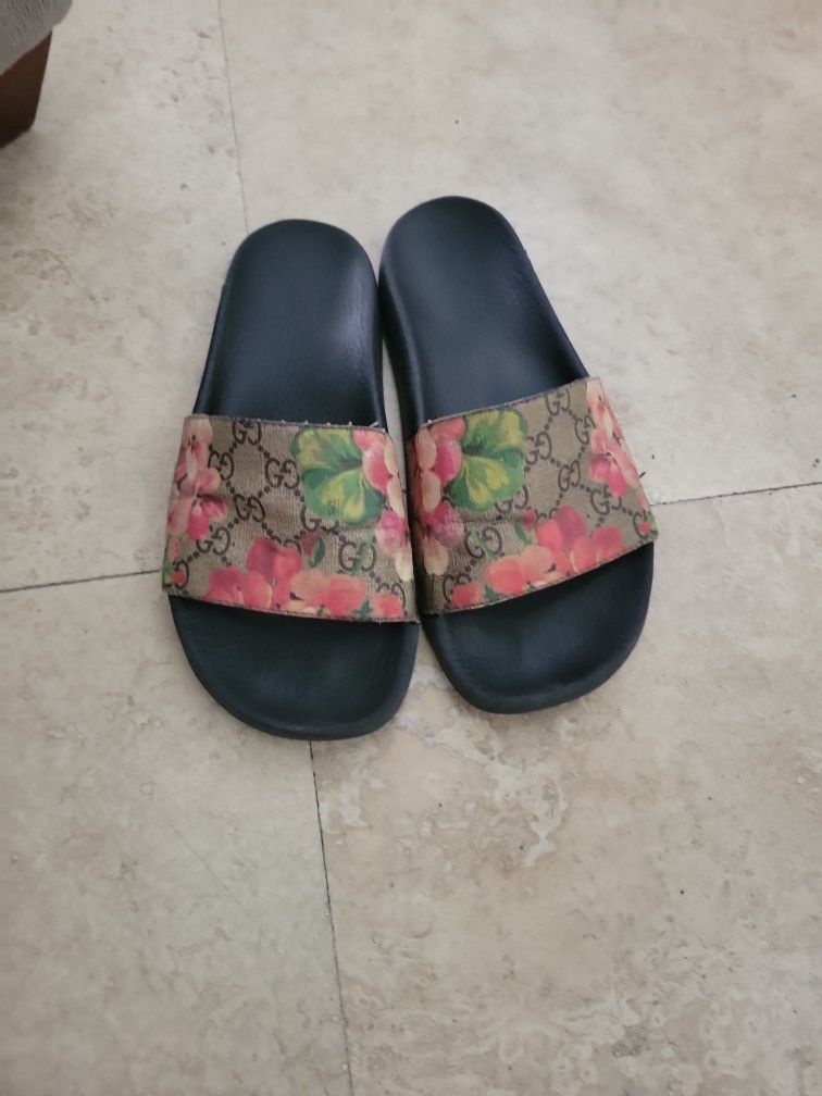 Slightly Used Gucci Sldies