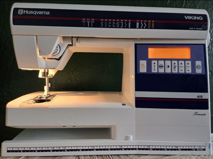 Husqvarna Viking Freesia 415 Sewing Machine Good Condition !! See Pics