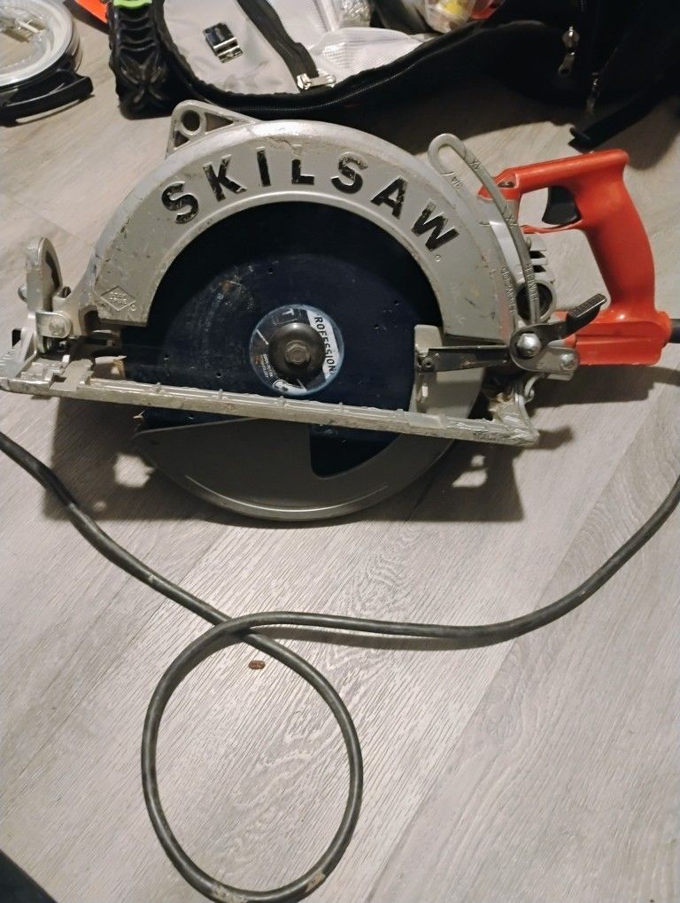 SKILSAW SPT70WM-01 15 Amp 10-1/4" Magnesium SAWSQUATCH Worm Drive Circular Saw,Silver