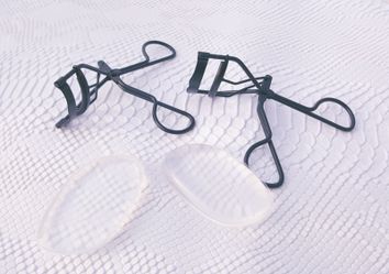 Eyelash curler and silicone beauty blender bundle