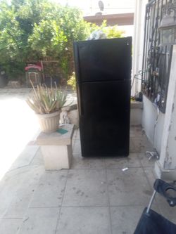 GE Apartment Size Refrigerator 