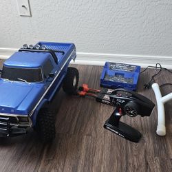 Traxxas TRX-4 Hightrail F150 RC Crawler + 2x Battery and Ez Peak Live Dual fast charger