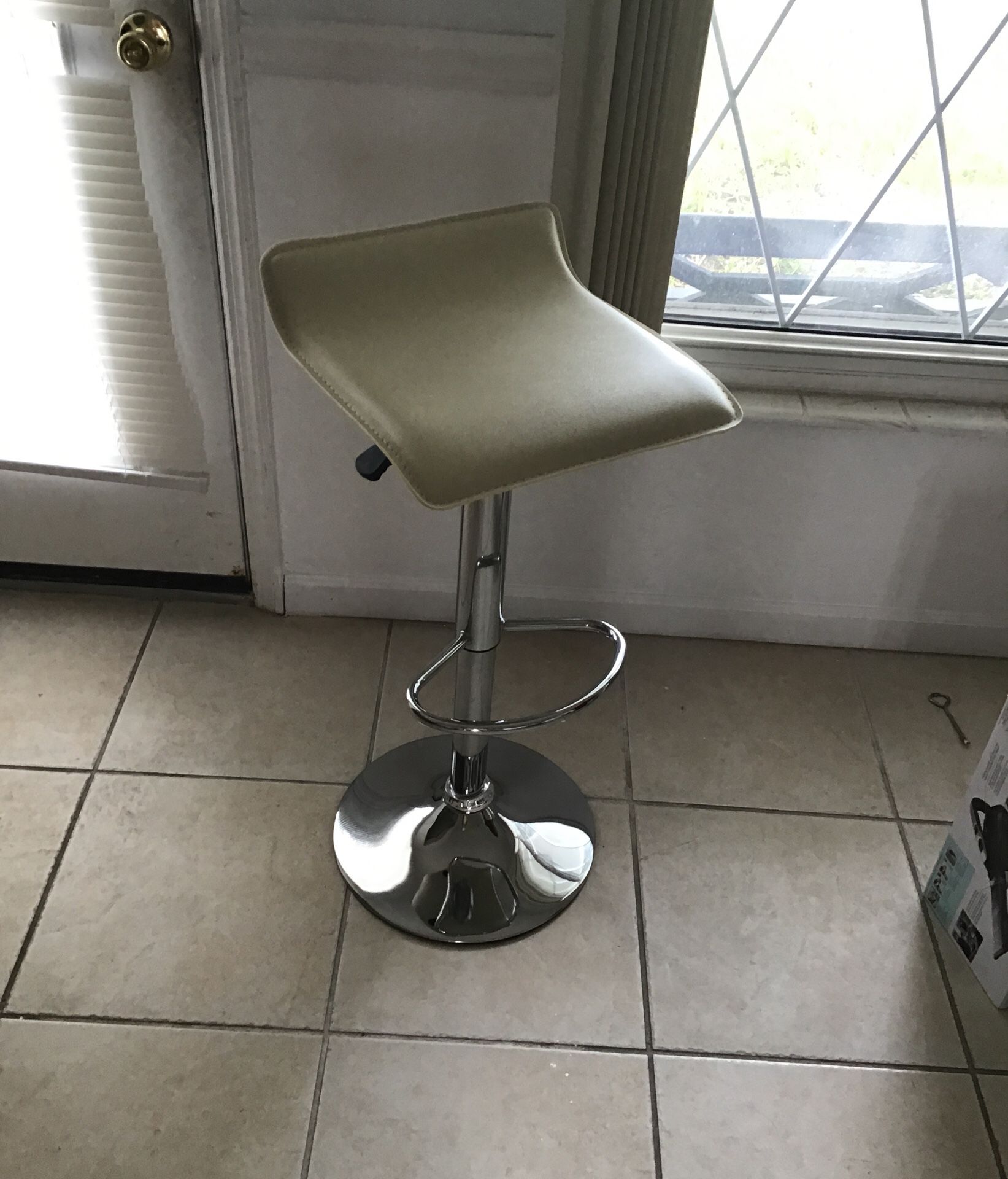 4 adjustable height bar stools. 1 shown put together,3 still in boxes. New never used. Remodeled kitchen,went in a different direction. Couldn’t retu