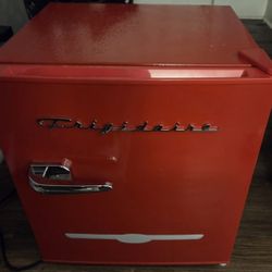 Frigidaire Retro Mini Fridge – 1.6 Cu. Ft. – Red
