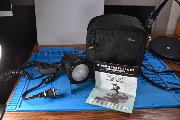VS-100 Video Quartz Light w/ 2-Wing Barndoors + Lowepro Bag & Manual
