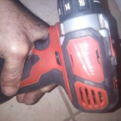 MILWAUKEE  CORDLESS DRILL COMES WITH CHARGER AND LITHIUM BATTERY 70 OBO