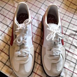 Men's Pumas Shoes Size 10 