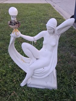 Figura de cemento muy hermosa. Y con una luz en su mano en buenas condiciones.