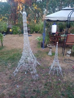 Eiffel Tower light up yard art Christmas