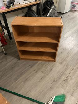 Free floor shelf