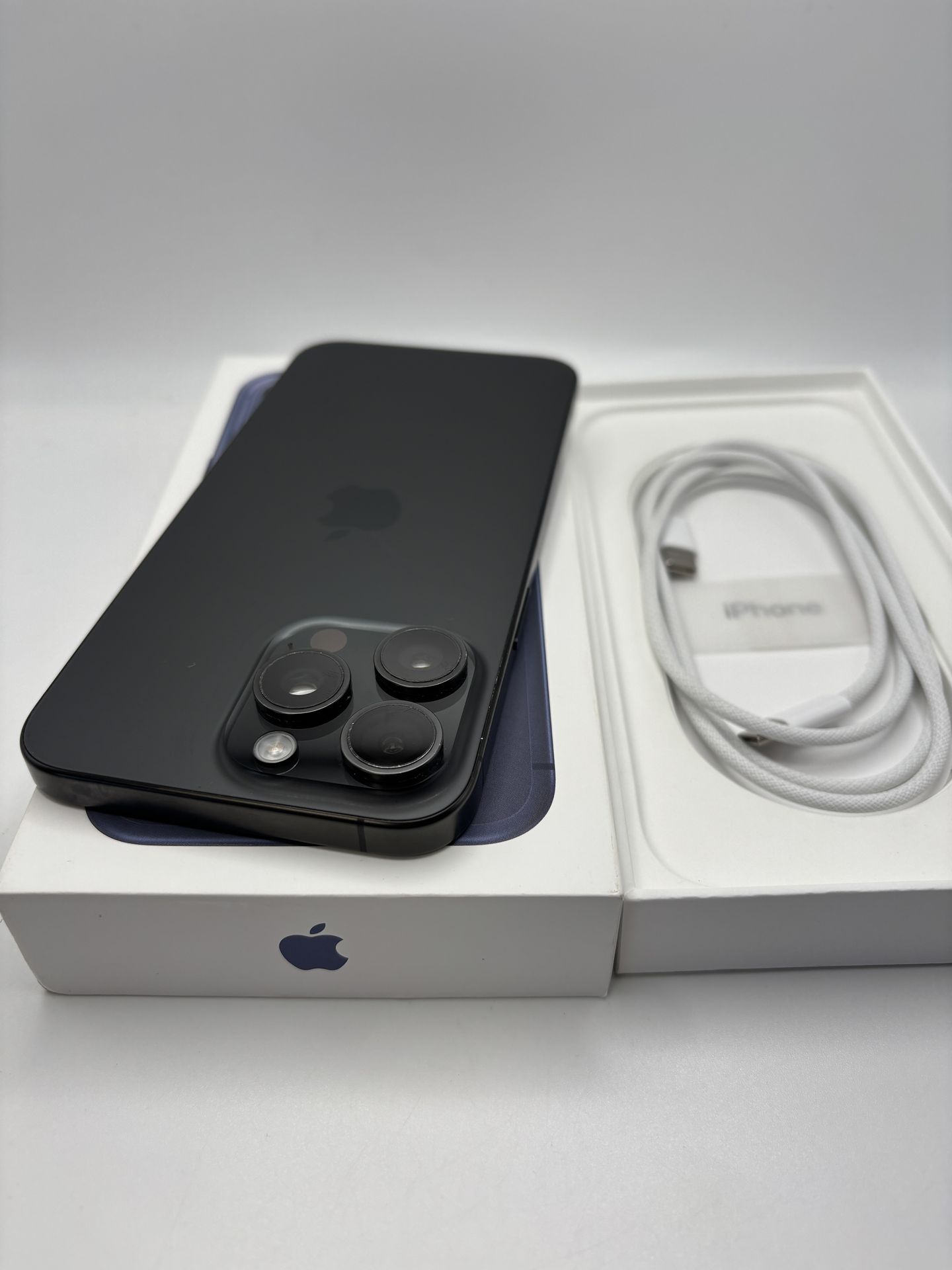 Black titanium iPhone 15 pro max 256gb unlocked for any carrier 