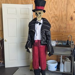 Gemmy Masquerade Skeleton animated Halloween Eyes Light Up Talks Laughs FUNNY. Approx 2010
With top hat about 6 ft 8" tall
Works GREAT
Shortens to abo