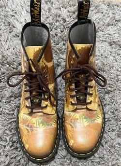 Dr. Martens, National Gallery Van Gogh Sunflowers boots.Light use. M8, W9. Unisex