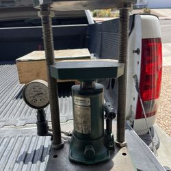 CARVER PRESS model C 12 TON LABORATORY HYDRAULIC LAB BENCH TOP