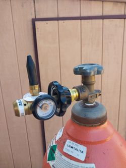LARGE BALLON HELIUM TANK #300 WITH NEW VALVE  LIGHTLY USED