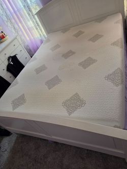 Queen size memory foam mattress in great condition. Smoke free and pet free home