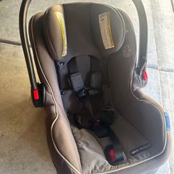 Graco Snugride Snuglock 35 — Baby car seat And Base