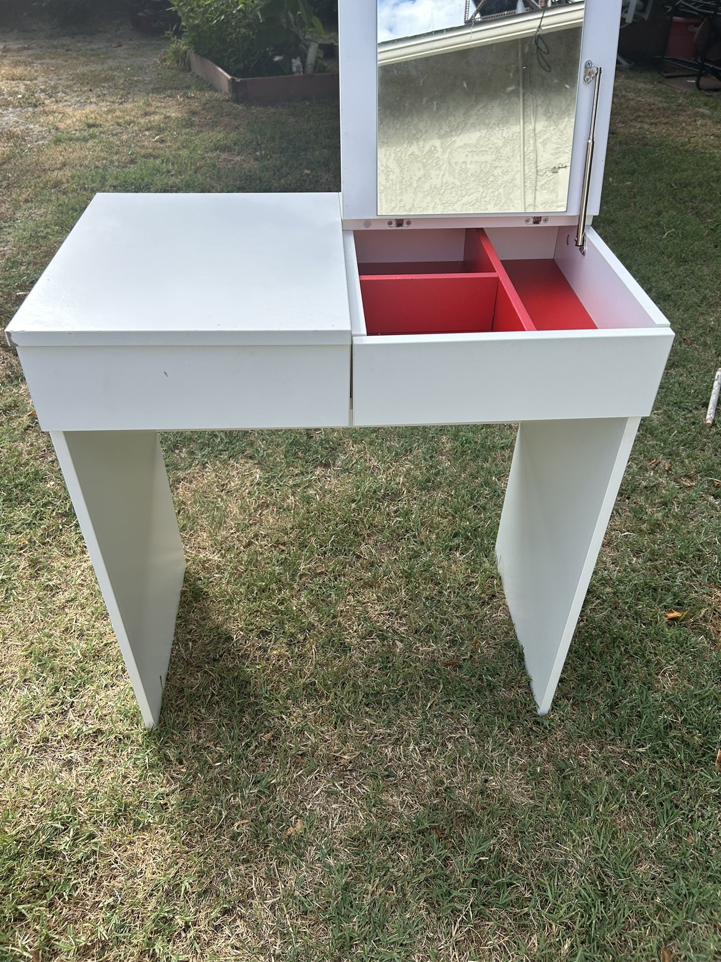 Small Vanity Makeup Table